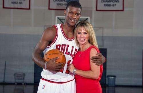 不仅帮助他 不仅帮助他